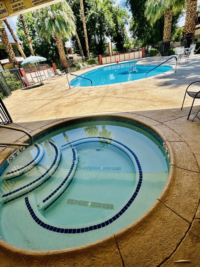 Building Photo - 350 E Desert Inn Rd