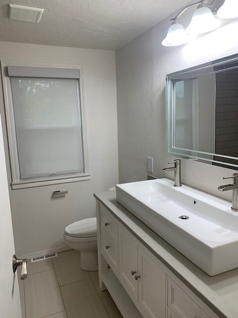 Baño - 3754 E County Line Rd