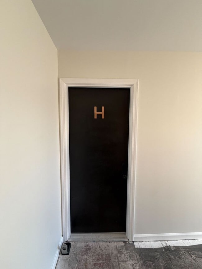 Building Photo - 2080 E 5th Ave