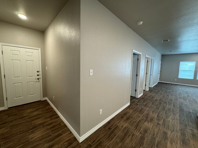 Building Photo - 5403 Rose Garden Loop