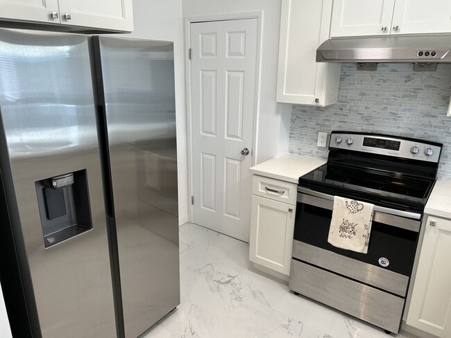 Building Photo - Well Maintained 3 Bedroom, 2 Bath Home