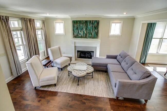 Sala de estar - 823 Knox Ave