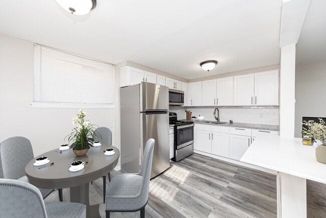 Kitchen - Cameo Court Apartments