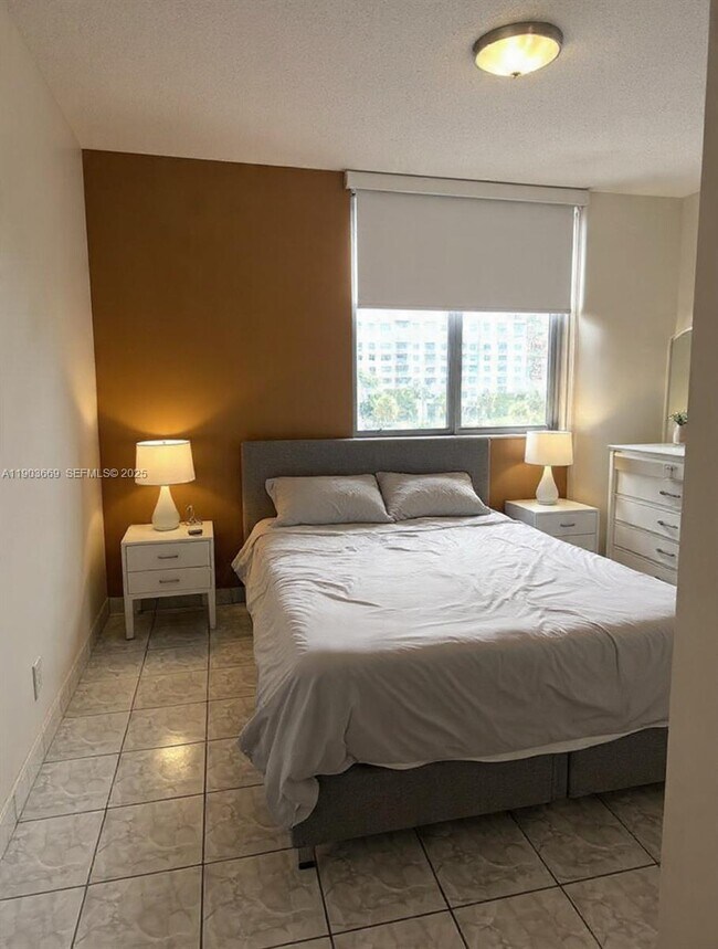 Foto del edificio - 2025 NE 164th St