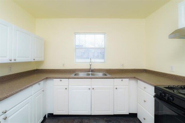 Building Photo - 505 E Applegate Dr