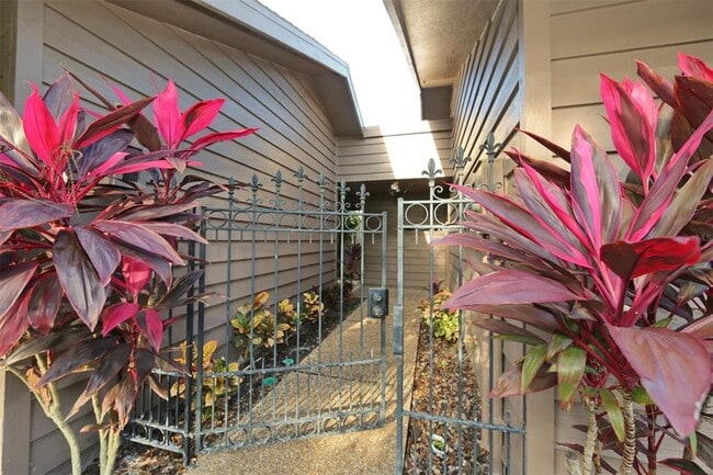 Building Photo - 5728 Doral Dr