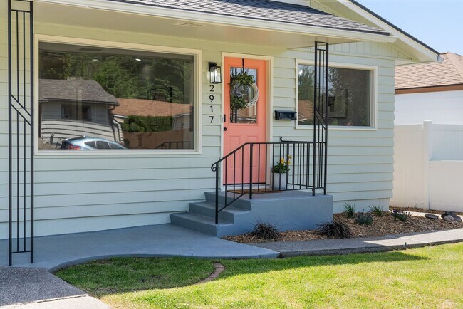 Foto del edificio - Beautifully Remodeled 4-Bedroom Rancher in...