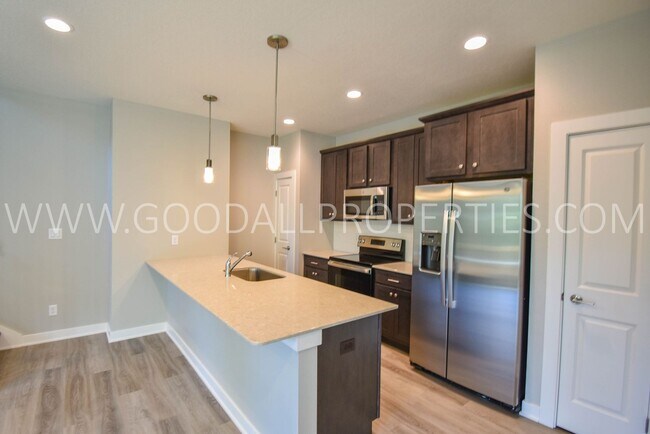 Foto del edificio - WINTER RENT SPECIAL 4 Bdrm 3.5 Bath Townhome with a Finished Walkout Basement