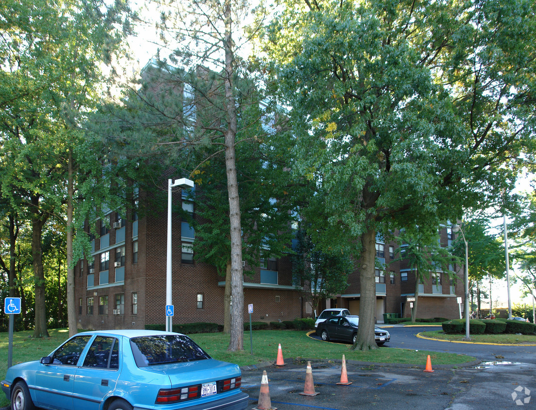 Building Photo - 10-22 Drew St