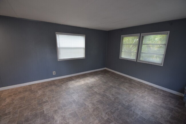 Foto del edificio - 2BR, 1BA Mobile Home with screened patio