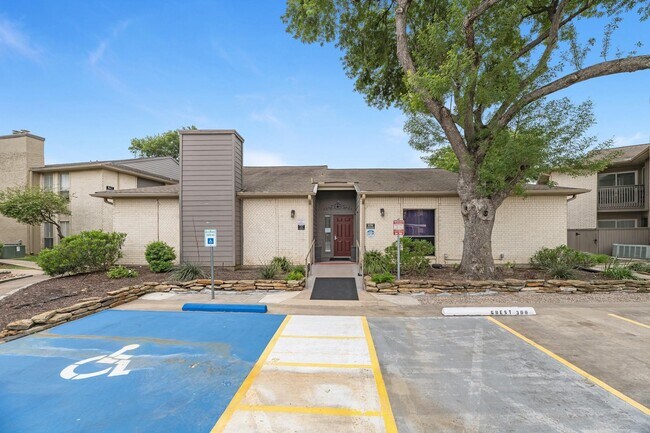 Foto del edificio - 1900 Bay Area Blvd