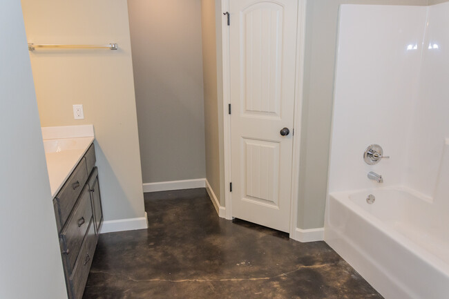 Foto del edificio - 4 Bed 2 Bath