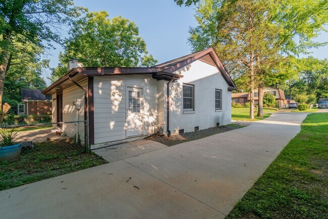 Foto del edificio - Well maintained ranch home in Charlotte!