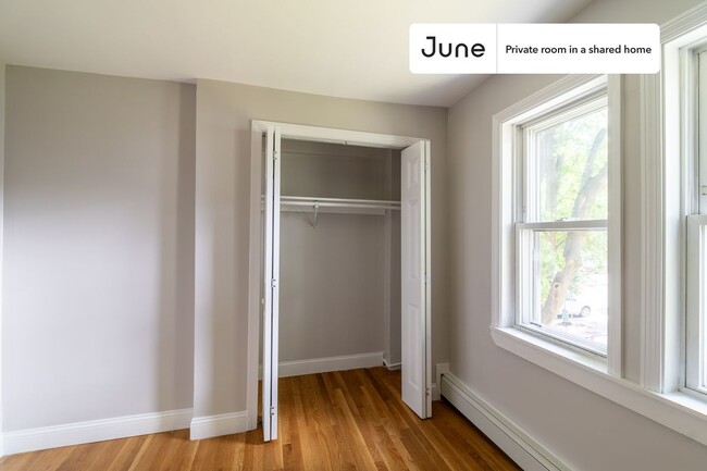Foto del edificio - Private bedroom in 5 bed/1.5 bath Home