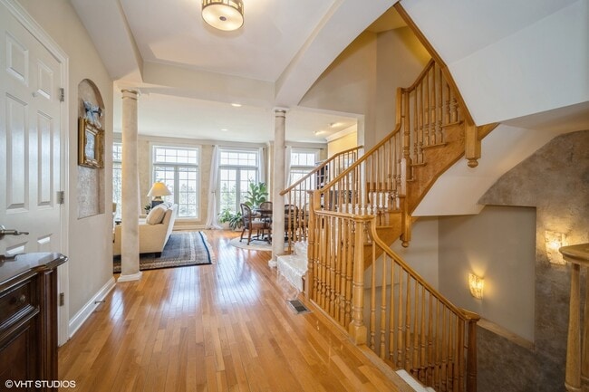 Building Photo - 2048 Valor Ct