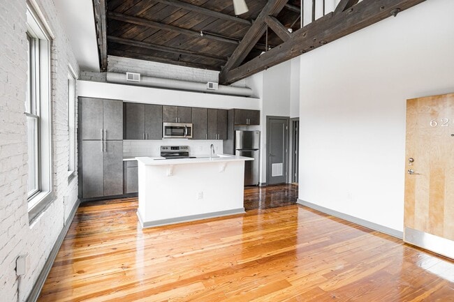 Foto del edificio - Vaulted ceilings