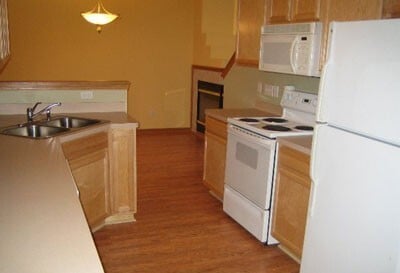 Building Photo - NEW PAINT AND CARPET! 3BR/2.5BA Townhouse ...