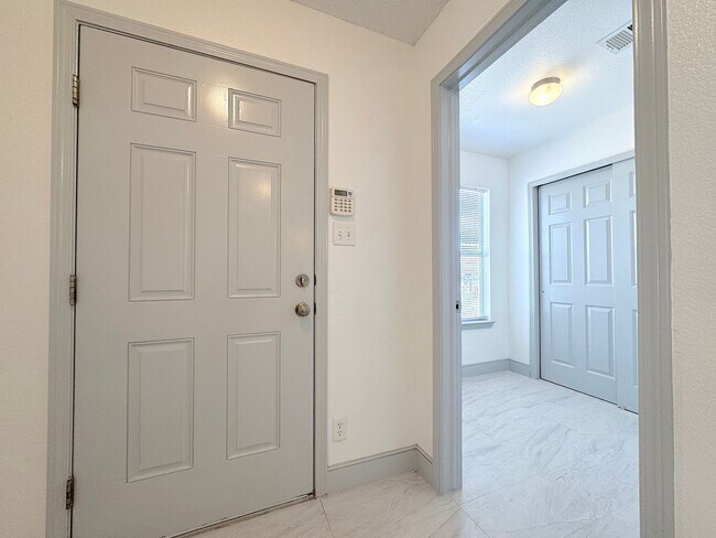 Building Photo - East El Paso 4 bed Refrig A/C plus Office!