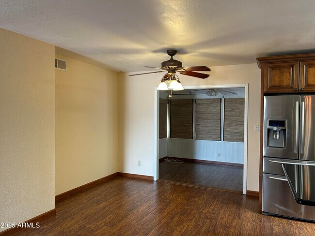 Foto del edificio - 8363 E Fay Ave