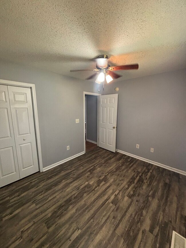 Foto del edificio - 3-Bedroom Home in safe neighborhood - Pets...