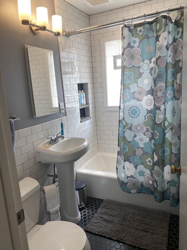 Building Photo - 310 Palomino Ln