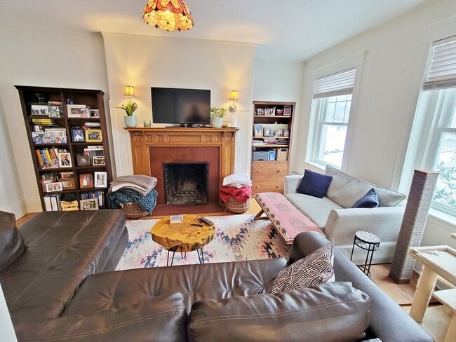 Building Photo - 14 Colbourne Cres