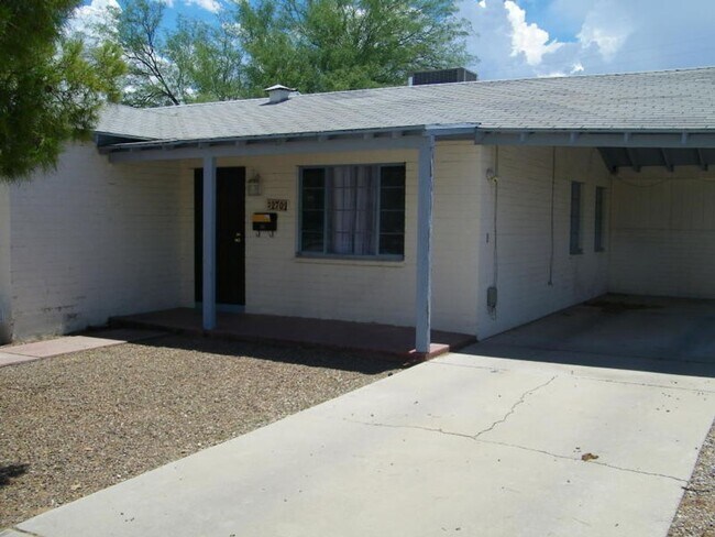 Building Photo - Charming Tucson 3-Bedroom Home with Spacio...