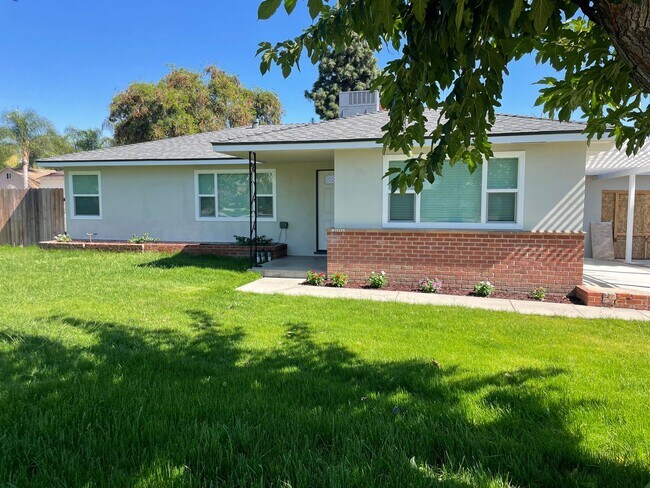 Building Photo - Oaks Ave 13229