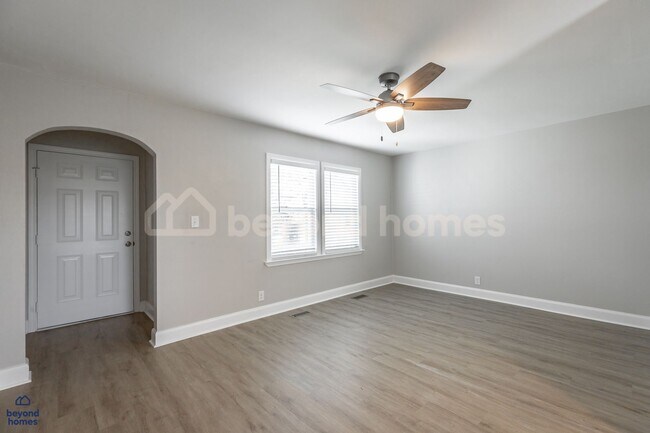 Building Photo - Beautiful and Newly Renovated 3 bedroom / ...