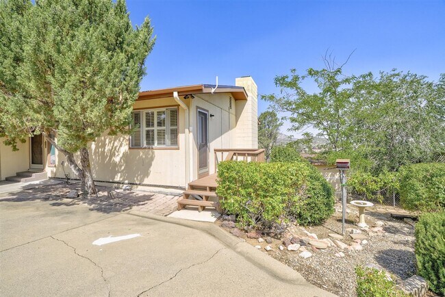 Building Photo - 3 Bedroom, 2 Bath Home with Views in Prescott!