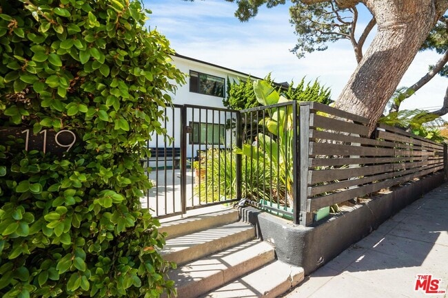 Foto del edificio - 119 Paloma Ave