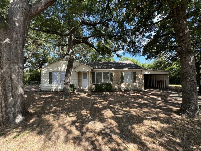 Foto del edificio - Denton Charmer with Big Yard, Carport & Flexible Living Space