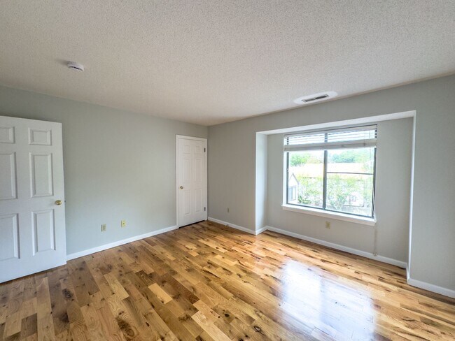 Building Photo - 2 Bed 1.5 Bath Condo with Quick Access To ...