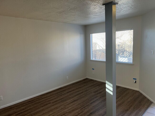 Building Photo - 305 Valencia Dr SE