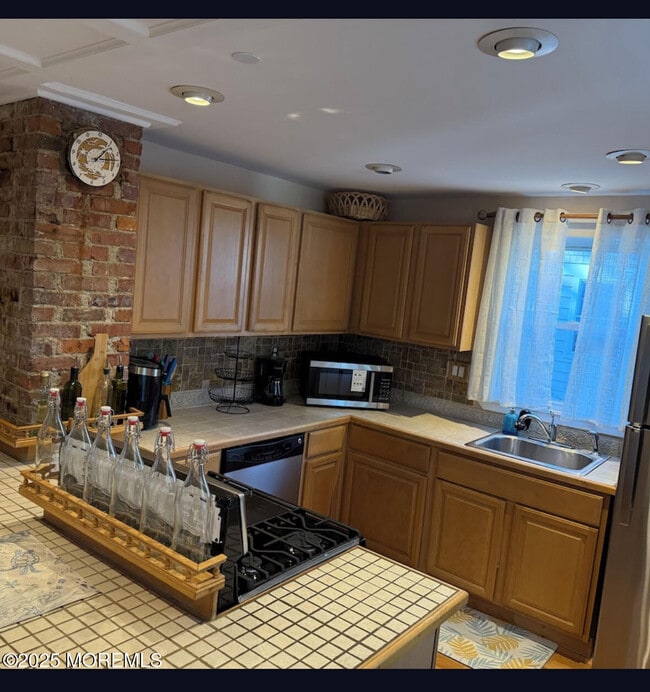Building Photo - 1302 Comstock St