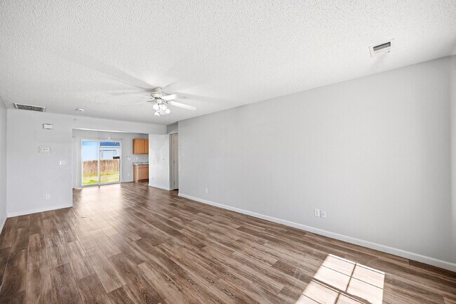 Foto del edificio - $2,495.95 - 3 Bed, 2 Bath Home in Denver with Central AC and Fenced in Yard!