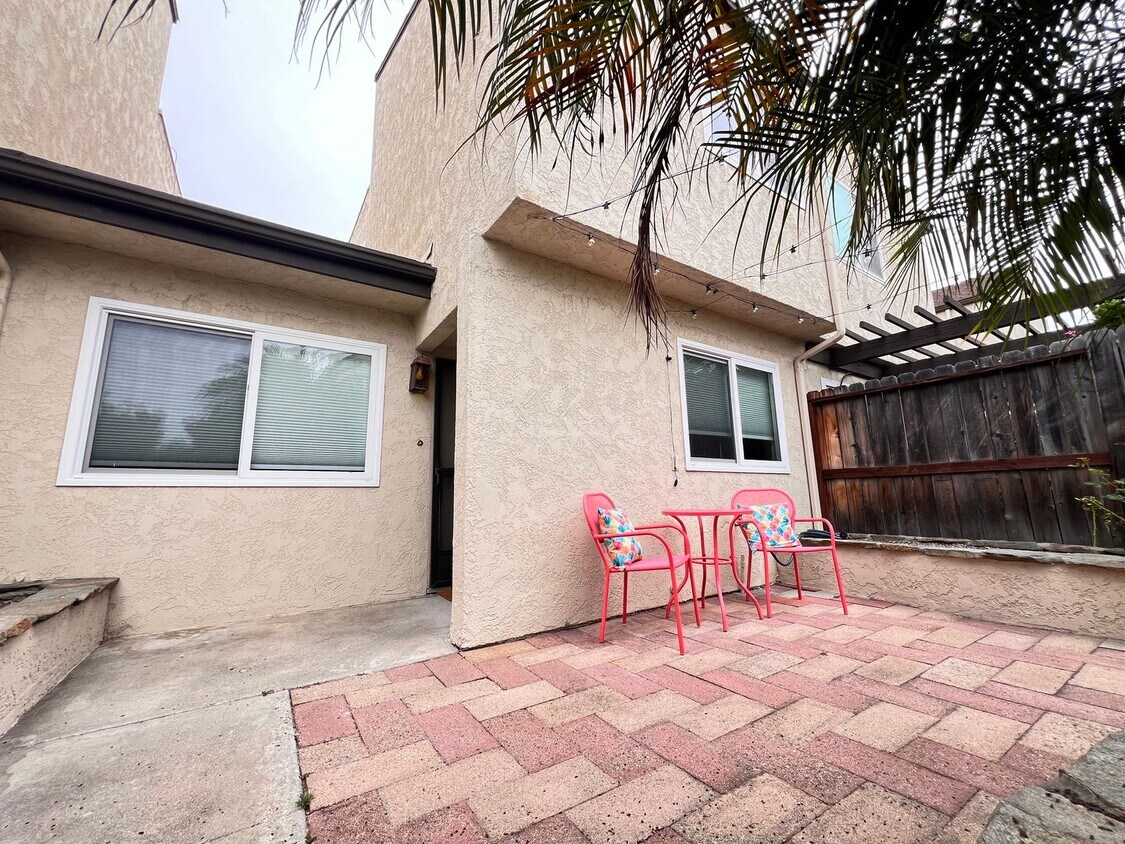 Foto principal - 2 Master Bedroom & Bath Plus 1/2 Bath Town...