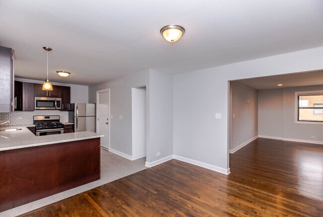 Foto del edificio - 6805 N Ridge Blvd