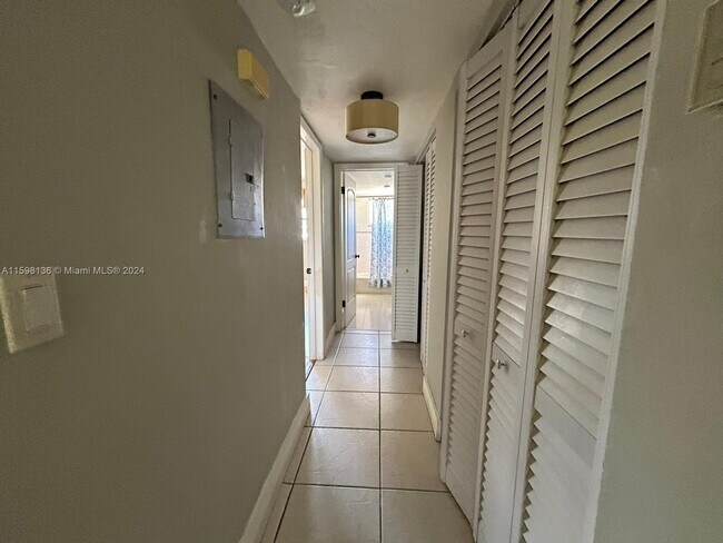 Foto del edificio - 1855 NE 121st St