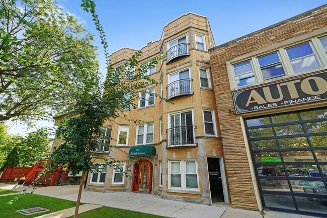Building Photo - 3918 N Kedvale Ave