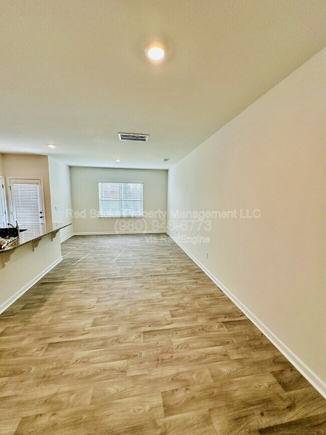 Foto del edificio - 8131 Murray Br Dr