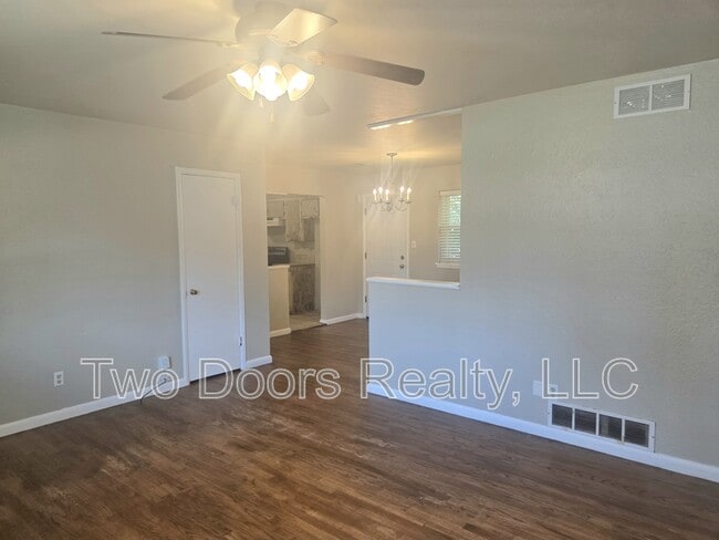 Photo - 705 E Carroll Ln House