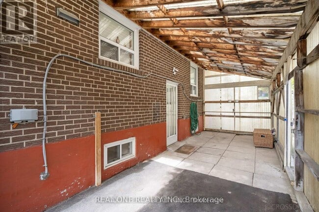 Building Photo - 221 Elka Dr