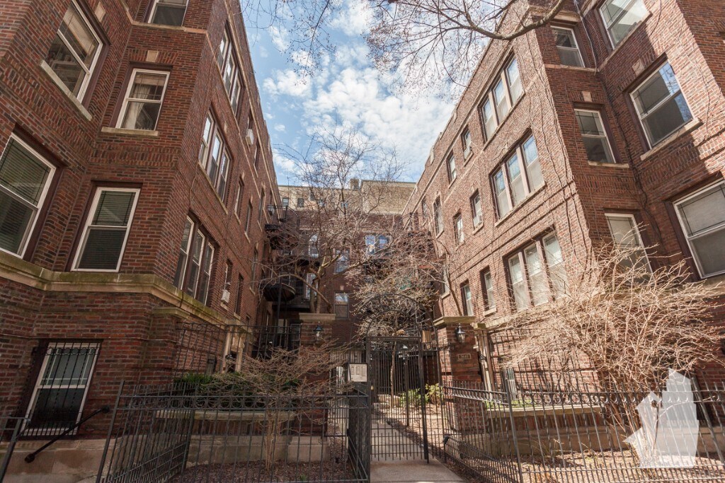 Primary Photo - 3640 N Pine Grove Ave