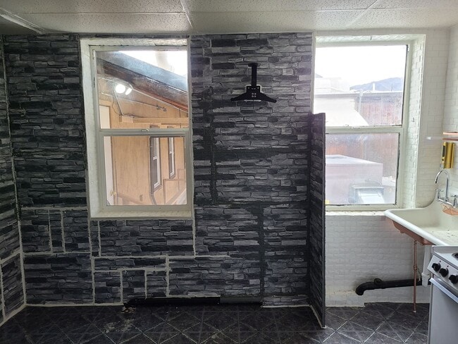 Building Photo - Studio Apartment in the Heart of Golden!