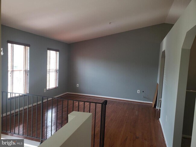 Building Photo - 1009 Larchmont Ave