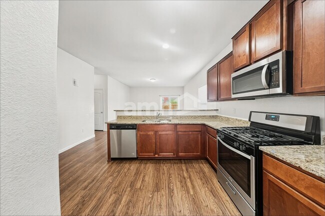 Foto del edificio - 551 Reserve Ave