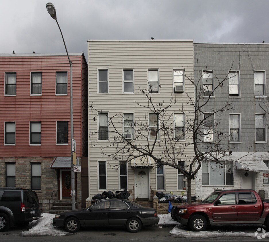 Building Photo - 177 Huron St