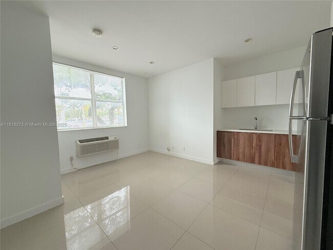 Building Photo - 924 Marseille Dr
