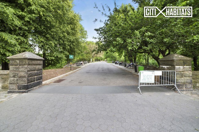 Building Photo - 207 W 110th St